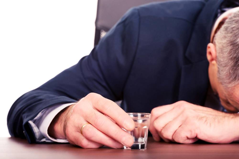 Bezsilność wobec picia: co zrobić z alkoholikiem?